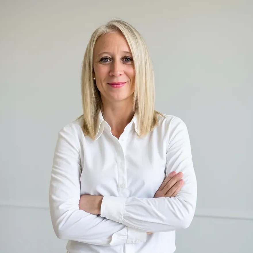 Mathilde Morel, fondatrice d’Archi Mind, en chemise blanche et les bras croisés